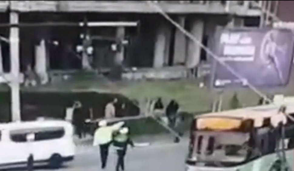 Incident grav la Galaţi: Un poliţist de la Rutieră a fost lovit cu o piatră în cap de un suporter 