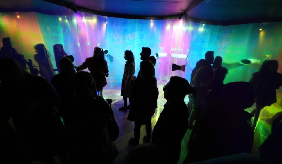 IQOS și Romanian Design Week te invită să descoperi instalația "Echoes of Presence" între 12-28 mai în Piața Amzei din București 833545