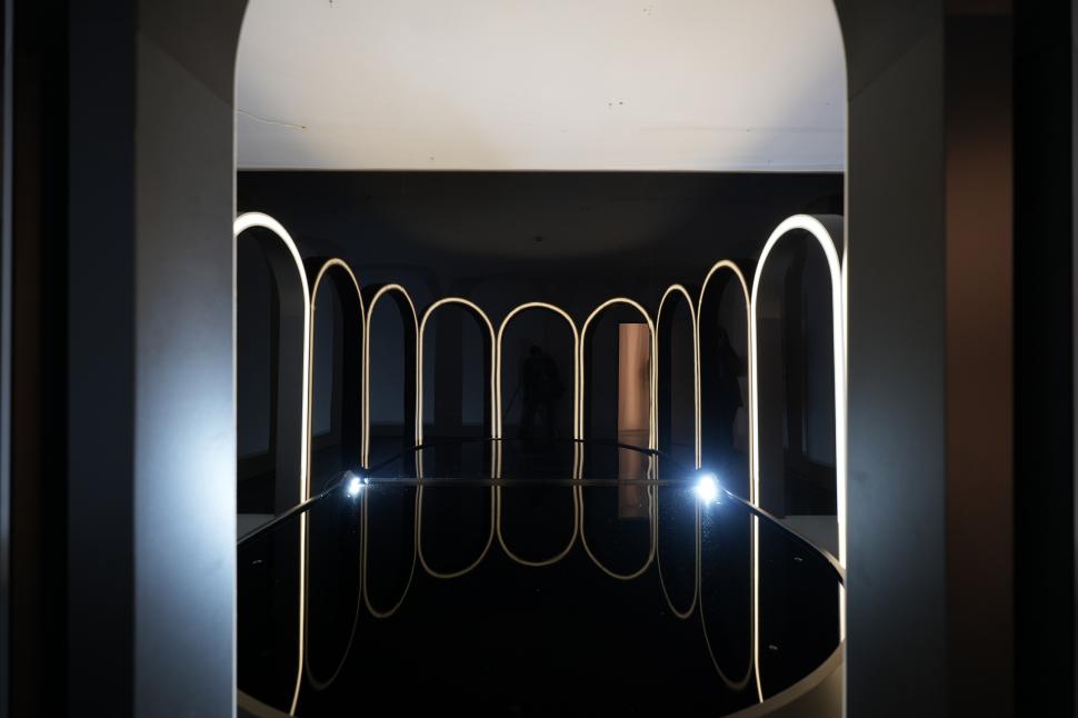 IQOS și Romanian Design Week te invită să descoperi instalația "Echoes of Presence" între 12-28 mai în Piața Amzei din București 833547