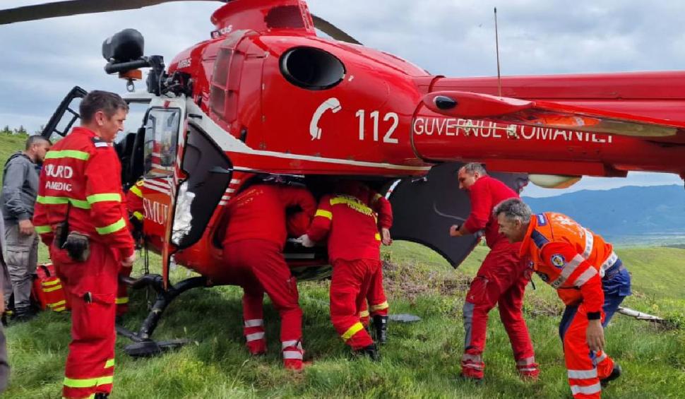 Un bărbat din Hunedoara a fost prins sub un tractor. A fost chemat elicopterul SMURD 833705