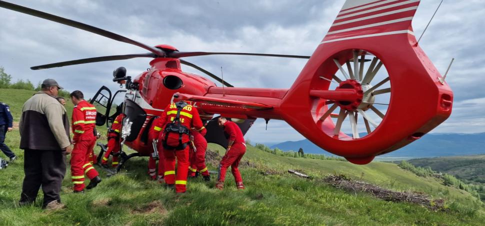 Un bărbat din Hunedoara a fost prins sub un tractor. A fost chemat elicopterul SMURD 833706