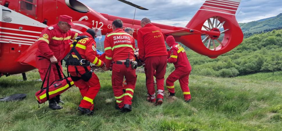 Un bărbat din Hunedoara a fost prins sub un tractor. A fost chemat elicopterul SMURD 833707