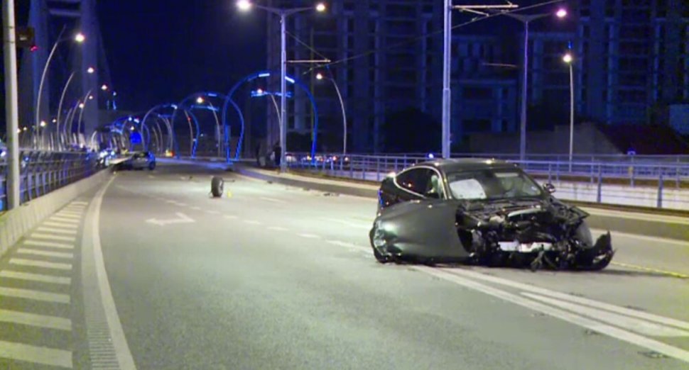 Cursă nebună între şoferi, încheiată cu un accident şi patru răniţi pe pasajul Basarab din Bucureşti