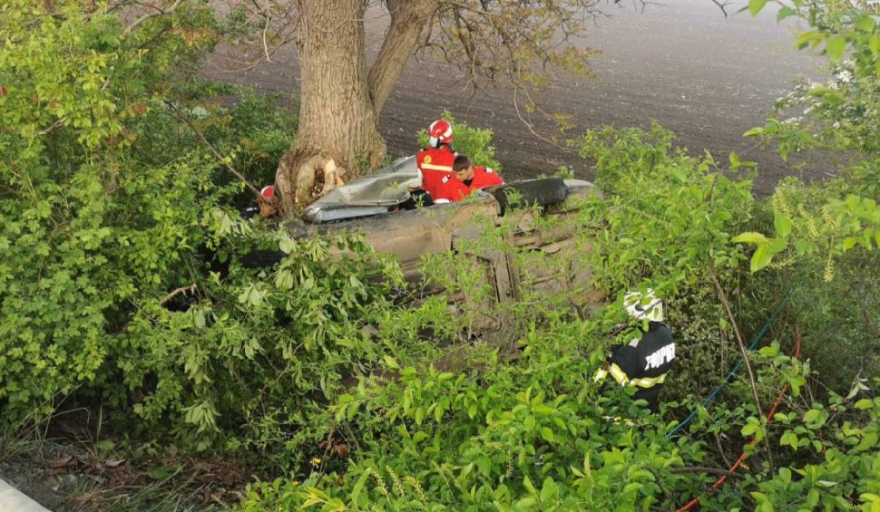 Accident mortal în Vaslui! Un șofer de 24 de ani a intrat cu mașina într-un copac
