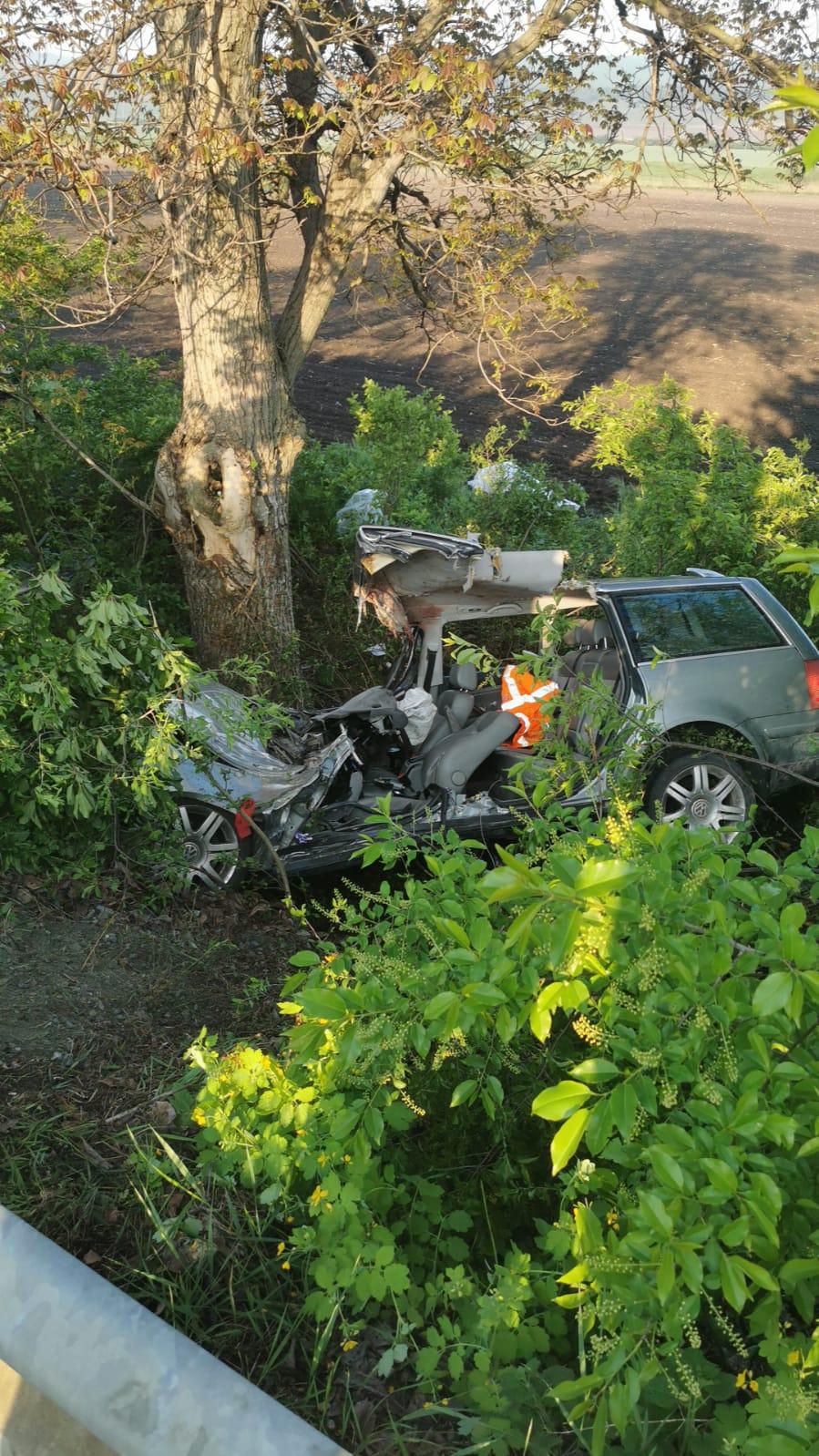 Accident mortal în Vaslui! Un șofer de 24 de ani a intrat cu mașina într-un copac 833793