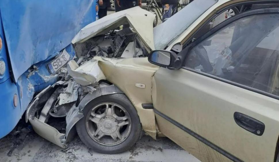 Accident mortal în Sibiu: Un tânăr a murit după ce s-a izbit cu mașina de un autobuz oprit în stație 833906
