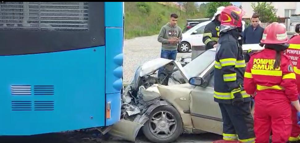Accident mortal în Sibiu: Un tânăr a murit după ce s-a izbit cu mașina de un autobuz oprit în stație 833909