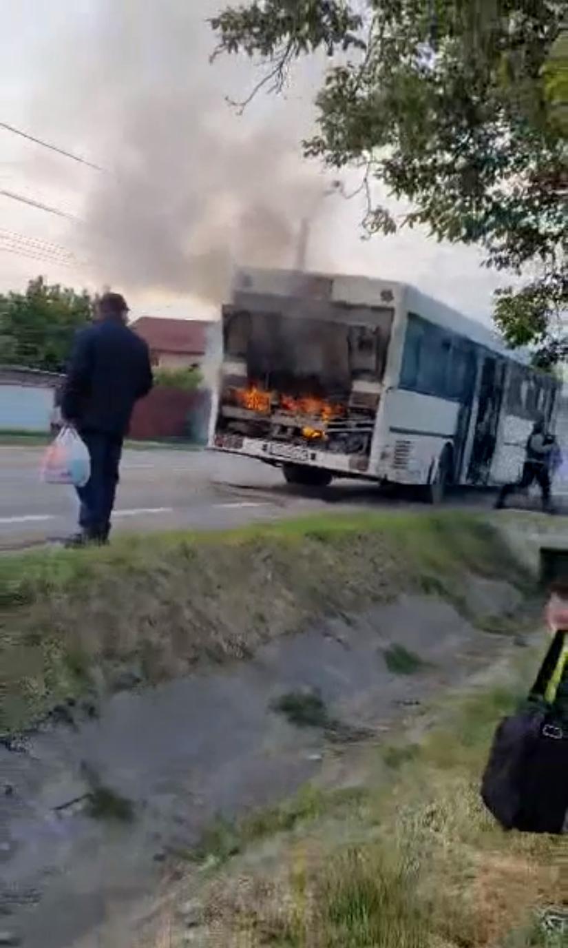 Un autobuz în care se aflau zeci de elevi şi navetişti a luat foc în Tecuci. Călătorii au ieşit singuri din autovehicul 834008