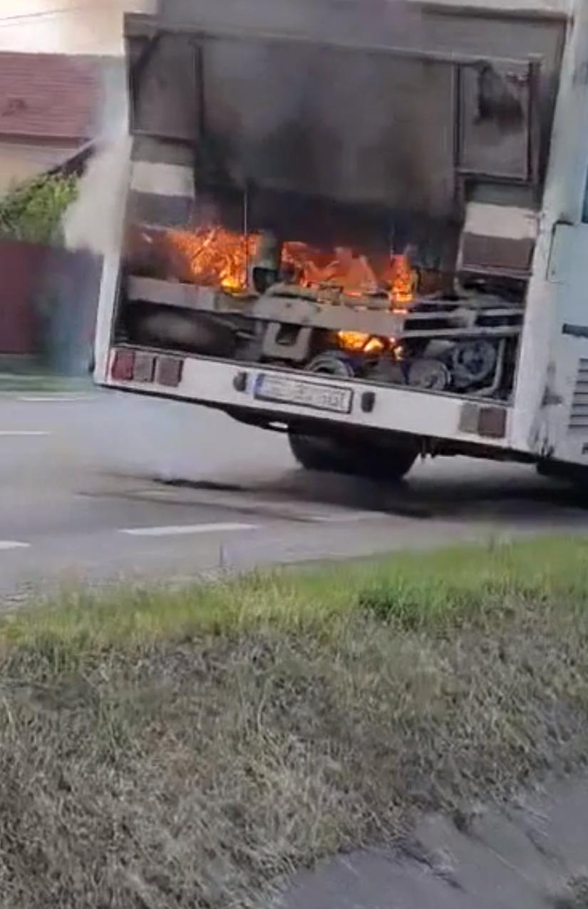 Un autobuz în care se aflau zeci de elevi şi navetişti a luat foc în Tecuci. Călătorii au ieşit singuri din autovehicul 834009