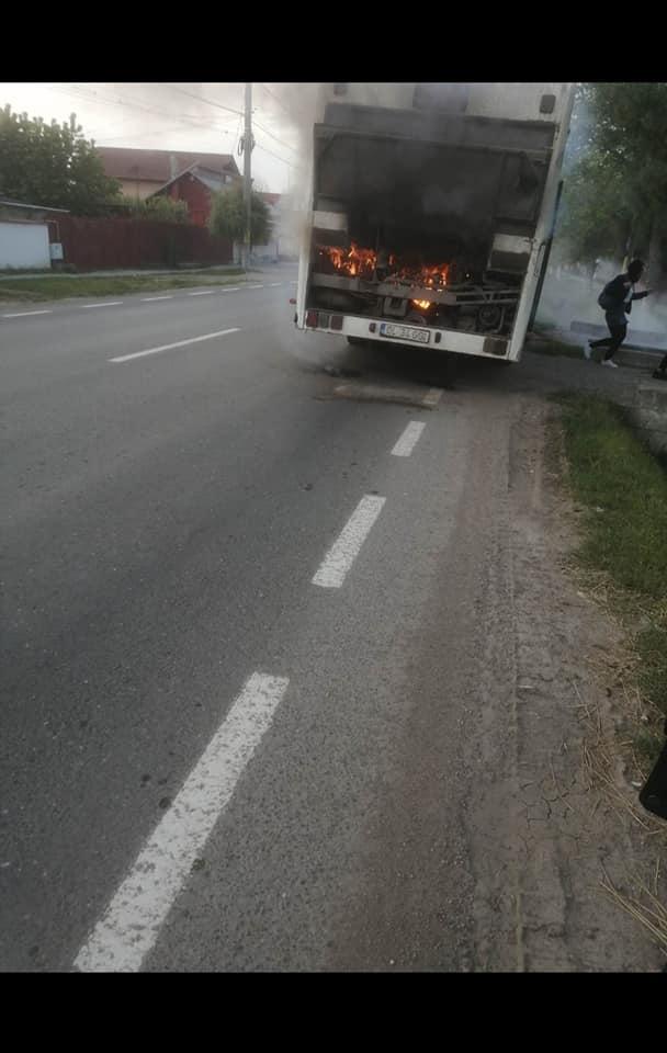 Un autobuz în care se aflau zeci de elevi şi navetişti a luat foc în Tecuci. Călătorii au ieşit singuri din autovehicul 834010