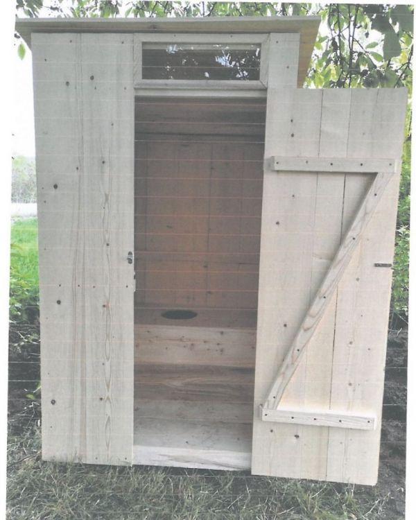 Toalete ”în fundul curții” pentru polițiști. IPJ Botoșani cumpără ”6 WC-uri din lemn de rășinoase” 834047