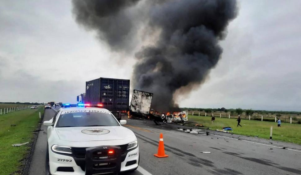 Tragedie în Mexic. Cel puţin 26 de morți după un accident între o dubă de pasageri şi o semiremorcă 833961