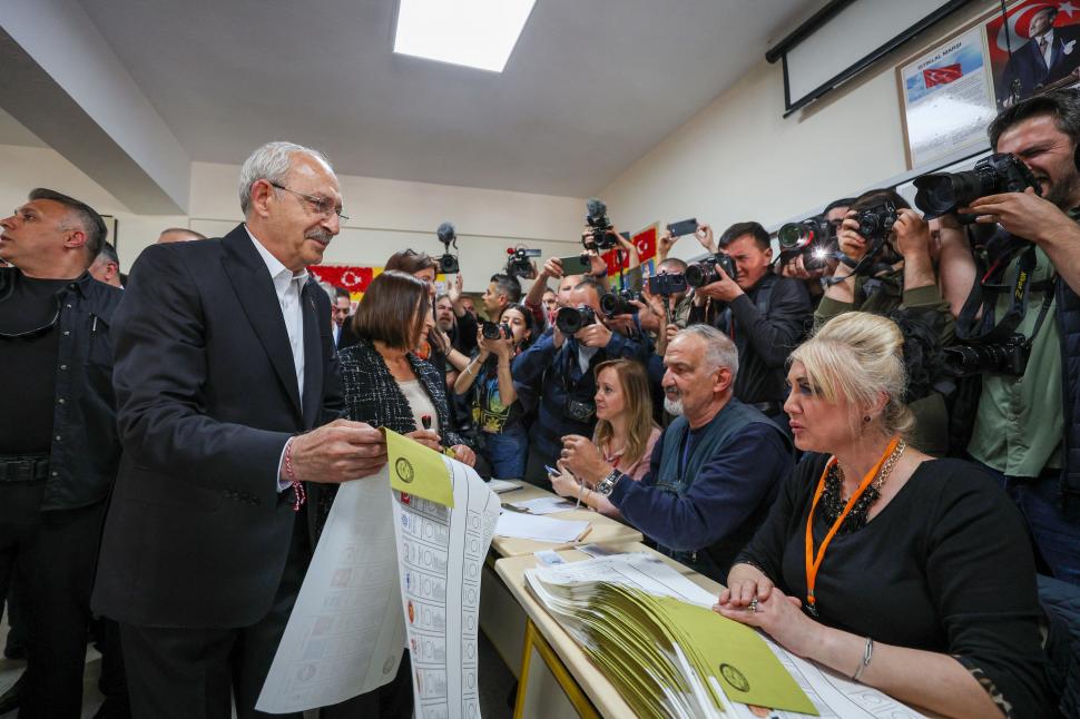 Turcia mai așteaptă încă două săptămâni pentru următorul președinte | Numărarea voturilor s-a lăsat cu scandal între susținătorii lui Erdogan și cei ai lui Kilicdaroglu 833893