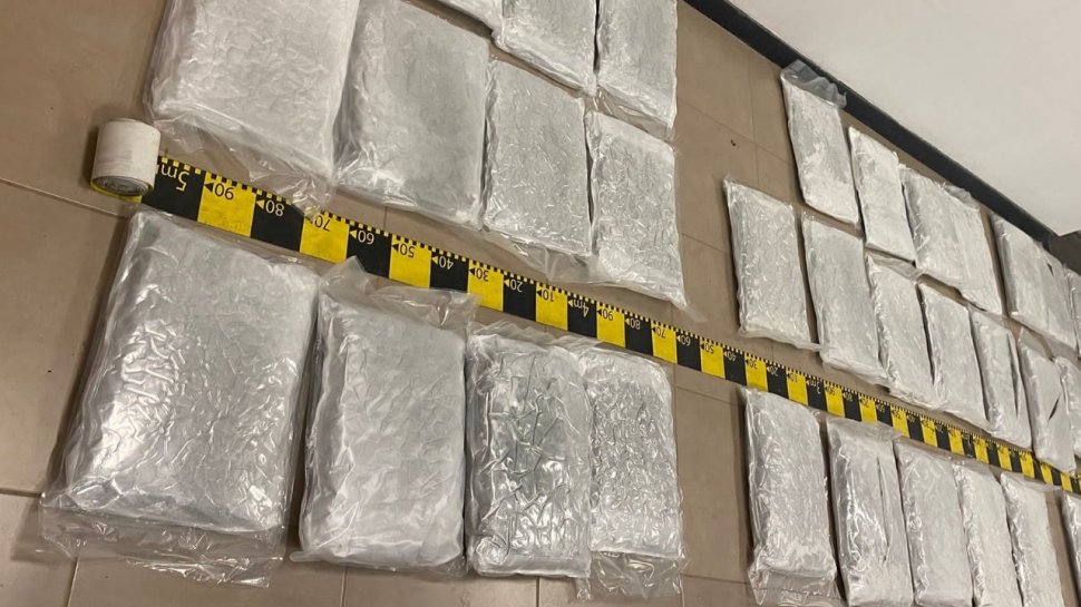 Aproape trei tone de cocaină pură au fost confiscate în Italia. Drogurile erau ascunse în containere cu banane