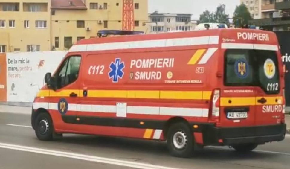 Copil de doi ani, transportat de urgenţă cu elicopterul SMURD, după ce o poartă a căzut peste el, în Braşov 834283