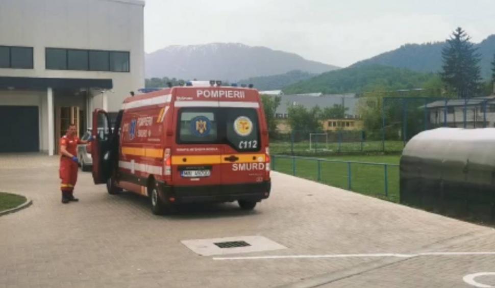 Copil de doi ani, transportat de urgenţă cu elicopterul SMURD, după ce o poartă a căzut peste el, în Braşov 834284