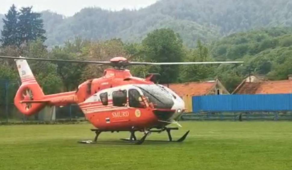 Copil de doi ani, transportat de urgenţă cu elicopterul SMURD, după ce o poartă a căzut peste el, în Braşov 834287
