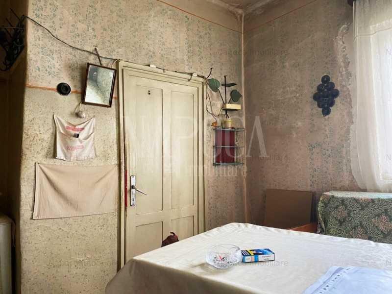 Cum arată "apartamentul situat la casă" scos la vânzare la un preţ de lux în Cluj  834416