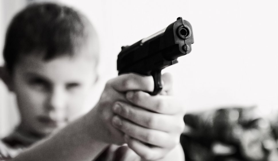Un elev din Sovata a mers la școală cu o armă de tip airsoft 