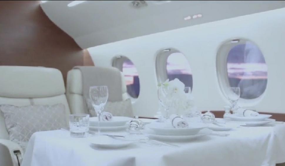 Klaus Iohannis zboară cu avionul privat la un summit european. Costurile deplasării sunt clasificate, iar toaleta pare să aibă hublou 834141