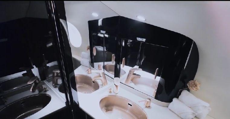 Klaus Iohannis zboară cu avionul privat la un summit european. Costurile deplasării sunt clasificate, iar toaleta pare să aibă hublou 834144