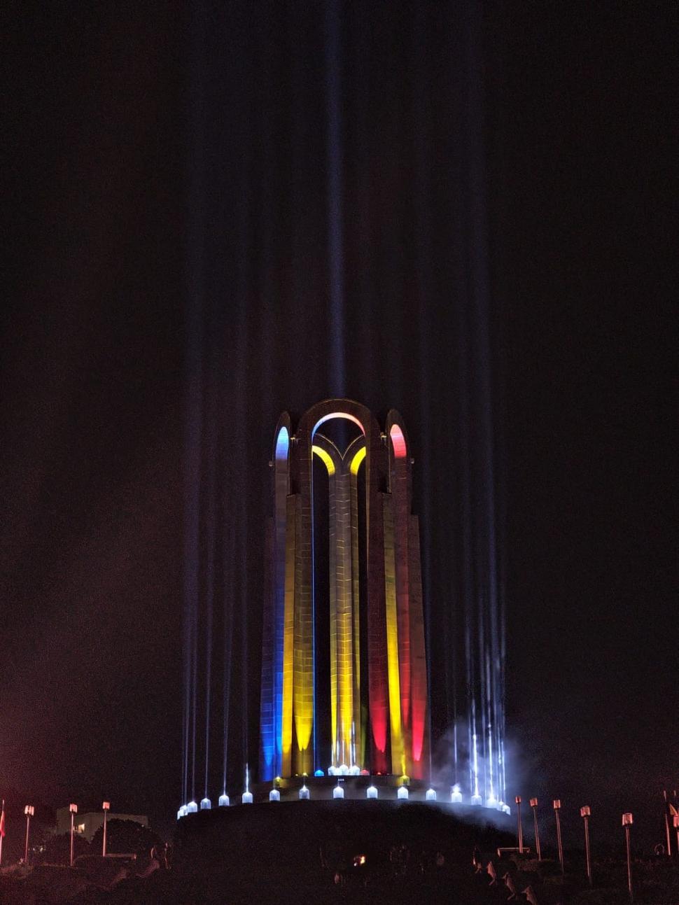 O sută de candele aprinse la Mormântul Ostaşului Necunoscut din Capitală 834478