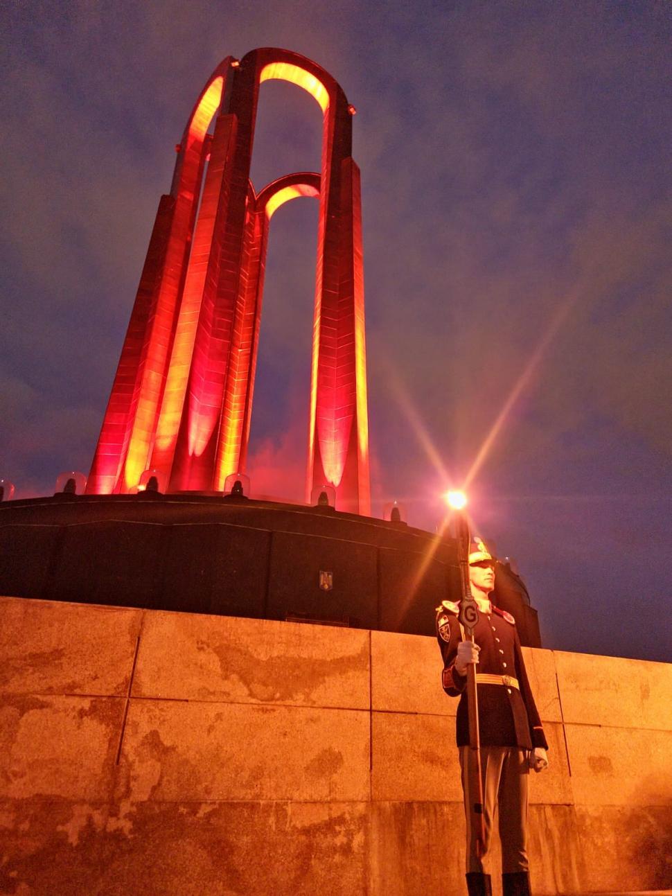 O sută de candele aprinse la Mormântul Ostaşului Necunoscut din Capitală 834480