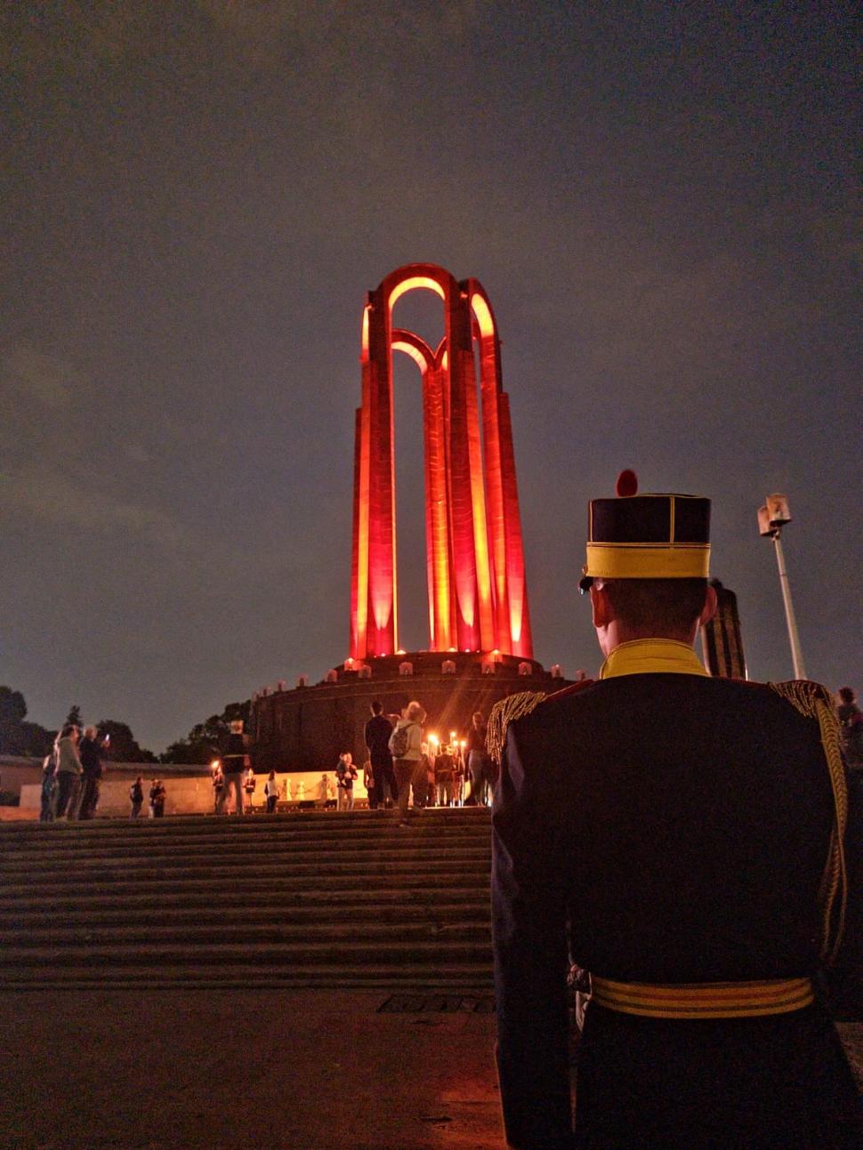 O sută de candele aprinse la Mormântul Ostaşului Necunoscut din Capitală 834481