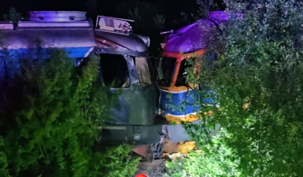 Accident între două locomotive în gara Toporu din Giurgiu. Doi bărbaţi au ajuns de urgenţă la spital