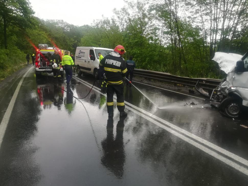 Accident cu două microbuze în Timiș! Traficul este blocat pe DN68 A, în Coșava 834723