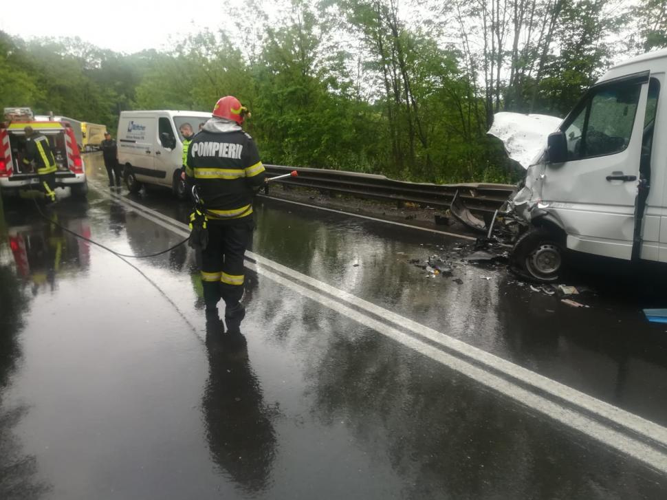 Accident cu două microbuze în Timiș! Traficul este blocat pe DN68 A, în Coșava 834724