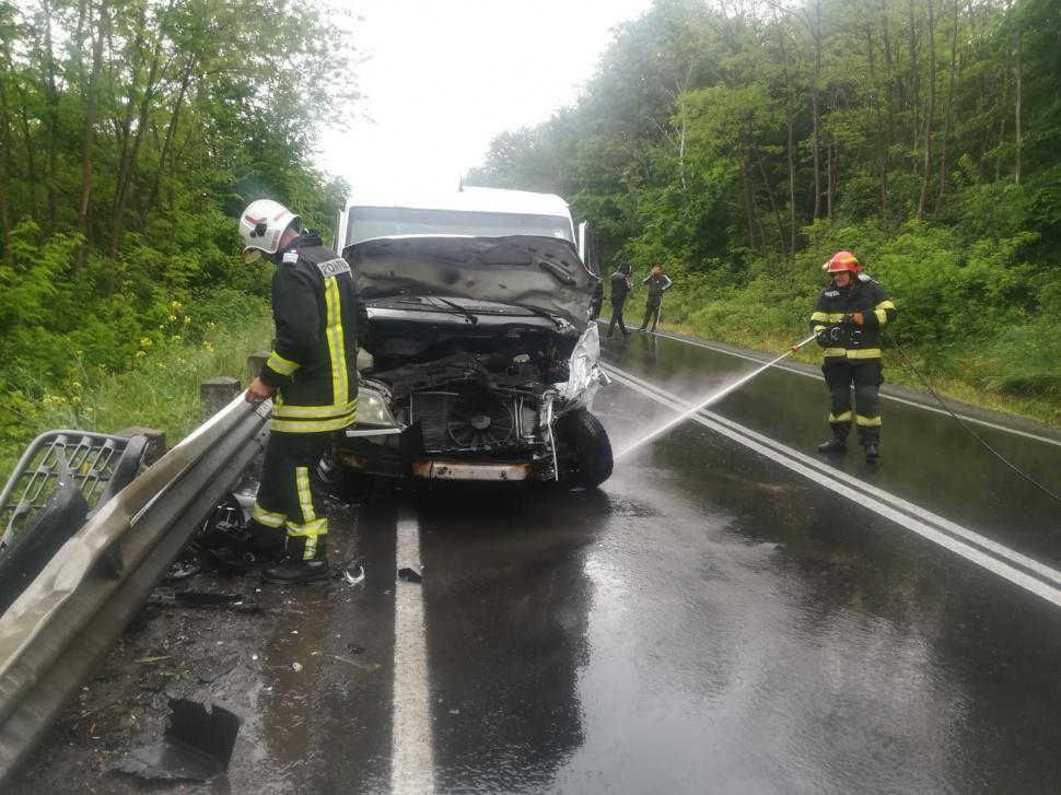 Accident cu două microbuze în Timiș! Traficul este blocat pe DN68 A, în Coșava 834725
