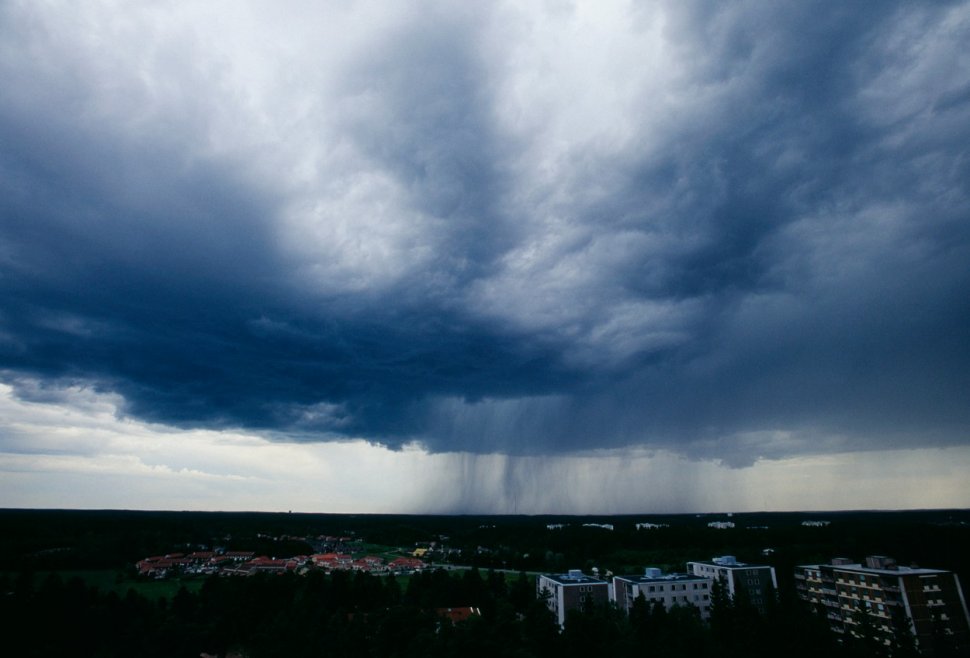 Alertă meteo în sudul şi estul Europei: Cod roşu de vânt puternic şi inundaţii în mai multe ţări | Prognoza actualizată pentru România