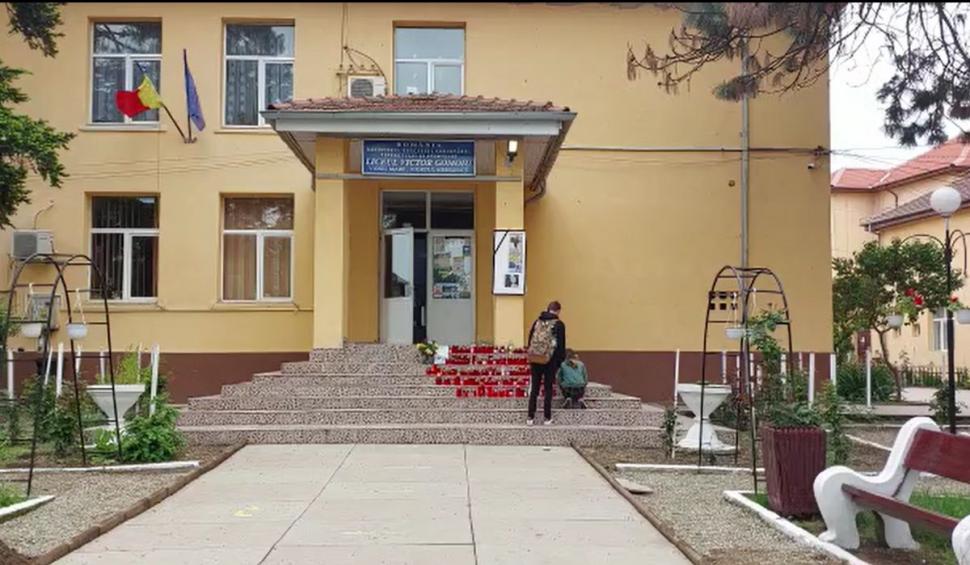 Altar de lumânări şi flori în banca Laurei, fata moartă în accidentul din Mehedinţi. Avea bursă şi voia să urmeze Şcoala de Poliţie 834615