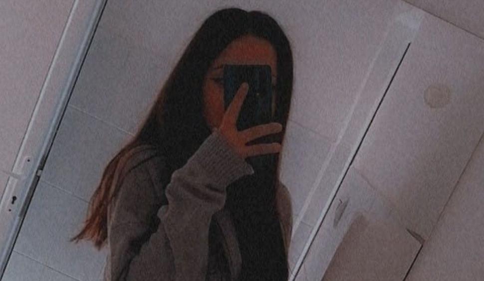 Altar de lumânări şi flori în banca Laurei, fata moartă în accidentul din Mehedinţi. Avea bursă şi voia să urmeze Şcoala de Poliţie 834625