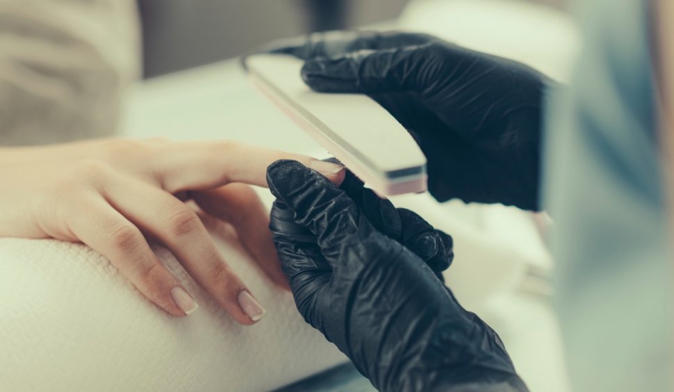Cum a aflat o femeie că are cancer, după ce manichiurista a refuzat să-i facă unghiile: "Mi-a salvat, probabil, viața"