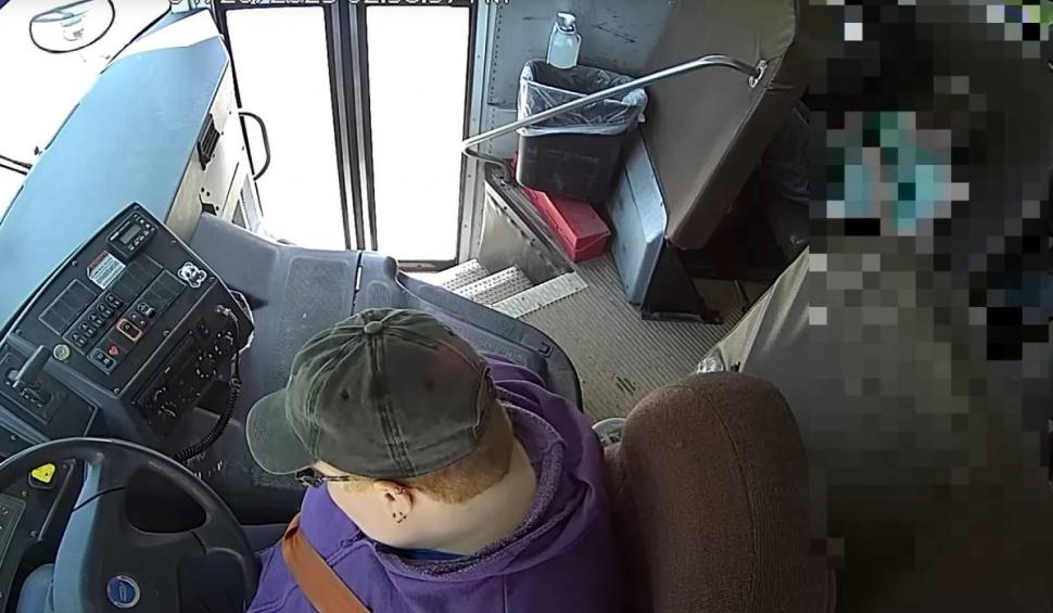 Momentul în care singurul elev care nu stătea pe telefon şi-a salvat colegii de la tragedie. Şoferul autobuzului în care se afla a leşinat la volan 834576