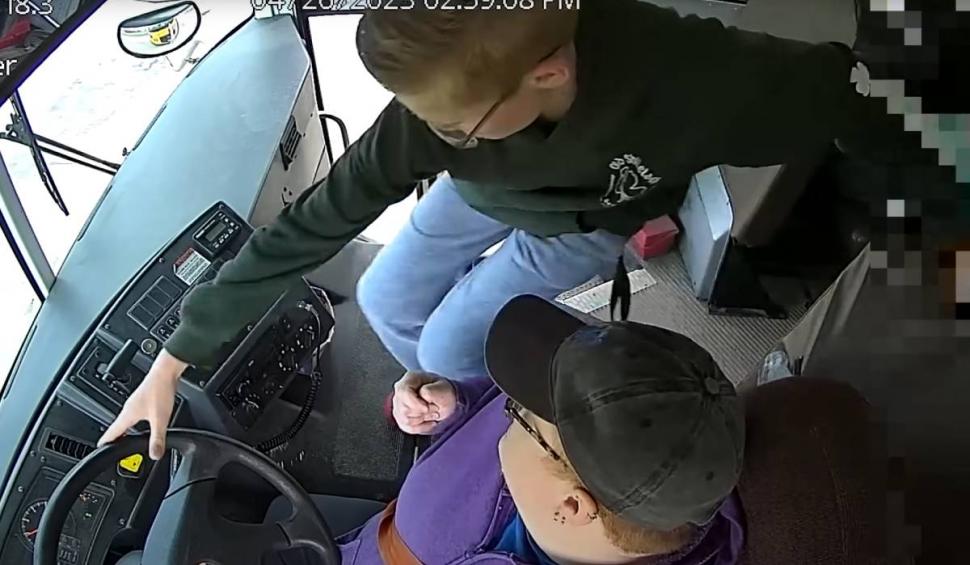 Momentul în care singurul elev care nu stătea pe telefon şi-a salvat colegii de la tragedie. Şoferul autobuzului în care se afla a leşinat la volan 834577