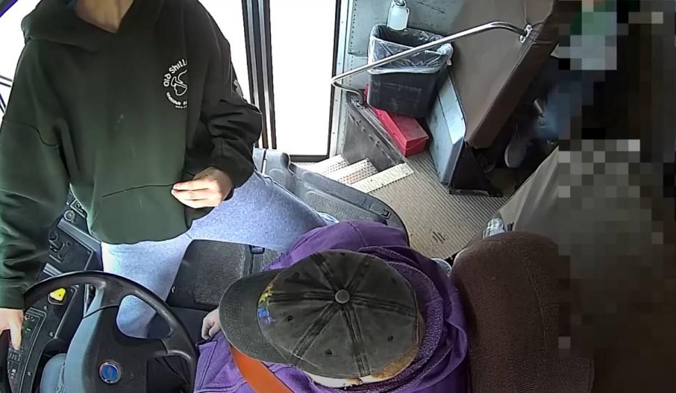 Momentul în care singurul elev care nu stătea pe telefon şi-a salvat colegii de la tragedie. Şoferul autobuzului în care se afla a leşinat la volan 834579