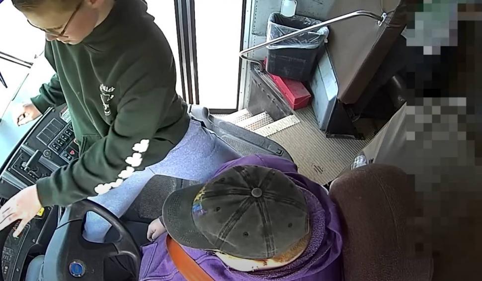 Momentul în care singurul elev care nu stătea pe telefon şi-a salvat colegii de la tragedie. Şoferul autobuzului în care se afla a leşinat la volan 834580