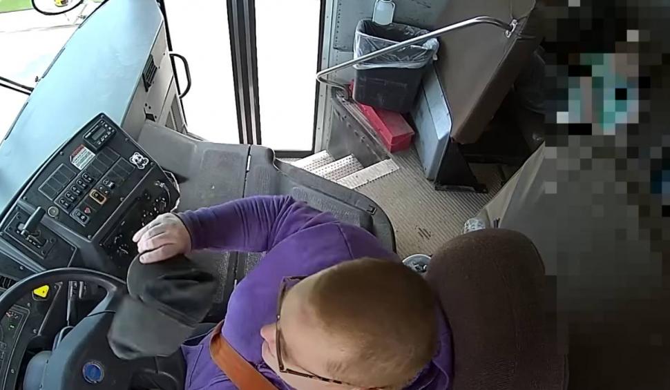 Momentul în care singurul elev care nu stătea pe telefon şi-a salvat colegii de la tragedie. Şoferul autobuzului în care se afla a leşinat la volan 834581