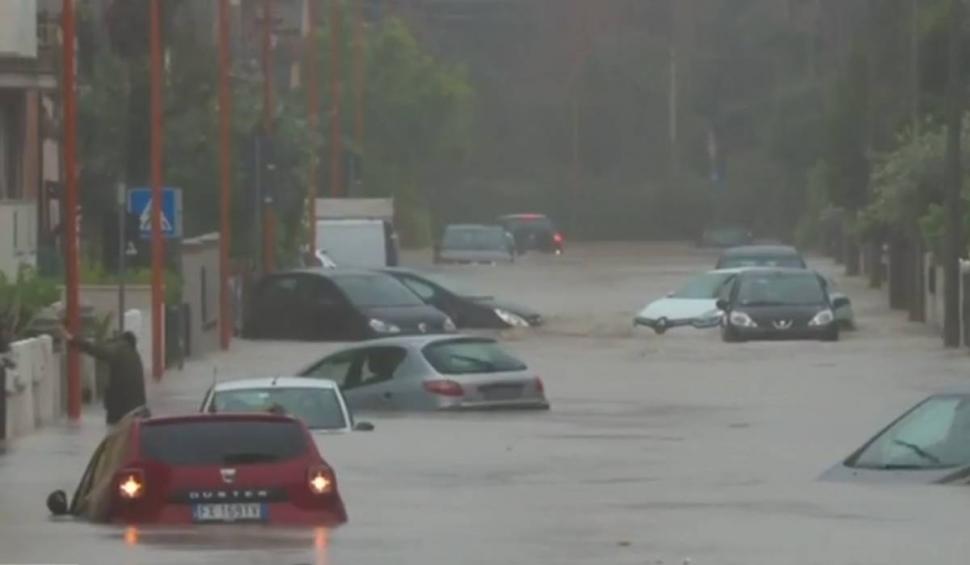 "Trăim Apocalipsa". Ciclonul a făcut prăpăd în Italia! Mașini luate de viituri şi școli închise din cauza inundațiilor 834490