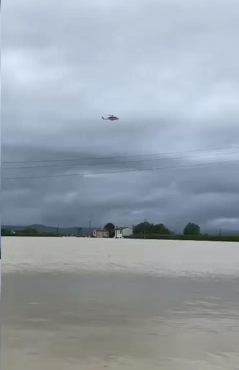 "Trăim Apocalipsa". Ciclonul a făcut prăpăd în Italia! Mașini luate de viituri şi școli închise din cauza inundațiilor 834674