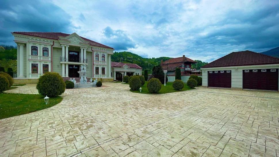Familia lui Nicolae Guţă îşi vinde palatul de lux de la Petroşani. Suma exorbitantă pe care o cere 834583
