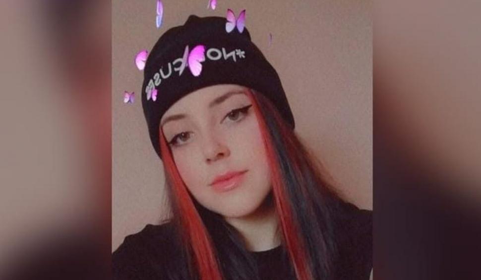 "Dacă nu se urcau în maşină...". Altar de candele şi durere fără margini pentru cei trei tineri care au murit în accidentul din Mehedinţi 834780