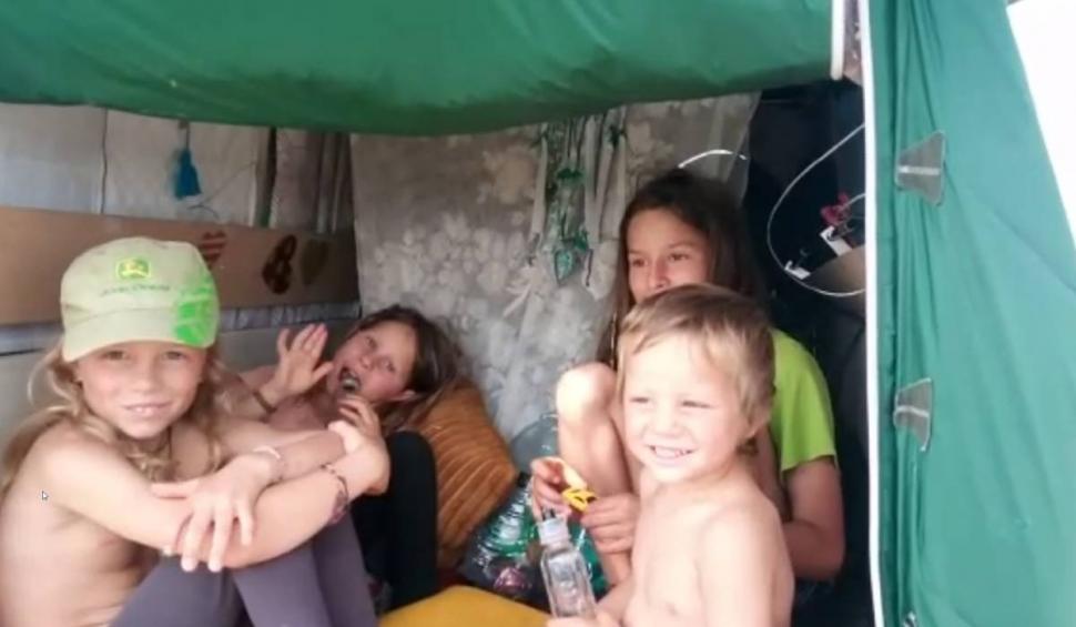 O familie din Franţa a ajuns în România cu o căruţă trasă de măgar, după doi ani de la începutul unei călătorii către Palestina 834853