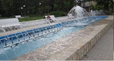 Fântână muzicală la preţ de apartament construită într-un oraş cu gropi, după o investiţie de zeci de mii de euro 834805