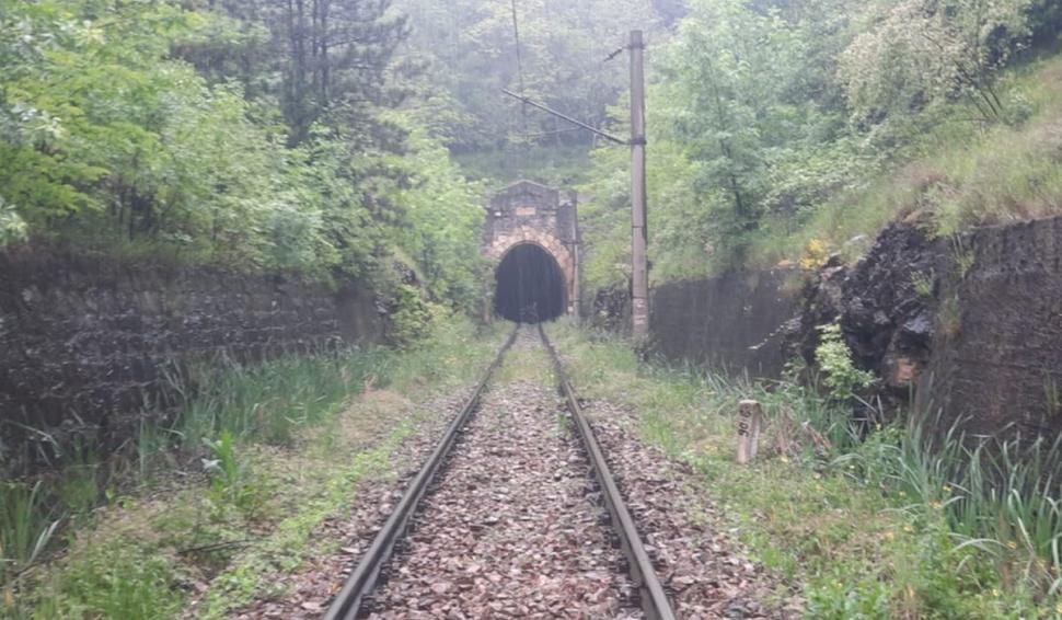O fată de 19 ani a murit după ce a fost călcată de tren, într-un tunel pe calea ferată, în Bumbeşti-Jiu 834830