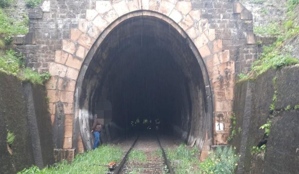 O fată de 19 ani a murit după ce a fost călcată de tren, într-un tunel pe calea ferată, în Bumbeşti-Jiu