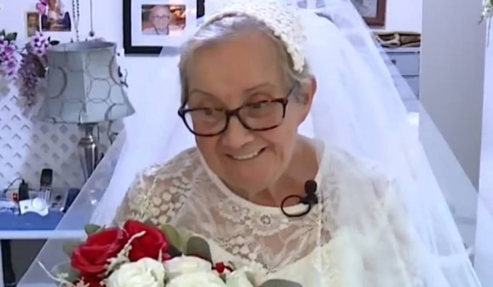 O femeie de 77 de ani a decis să se mărite cu ea însăşi. "Mi-am dorit dintotdeauna. De ce nu?"